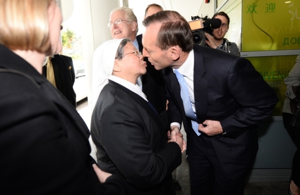 Tony Abbott kissing Sister Jacinta became the viral photo of day 18, despite an important donations change. AAP/Alan Porritt